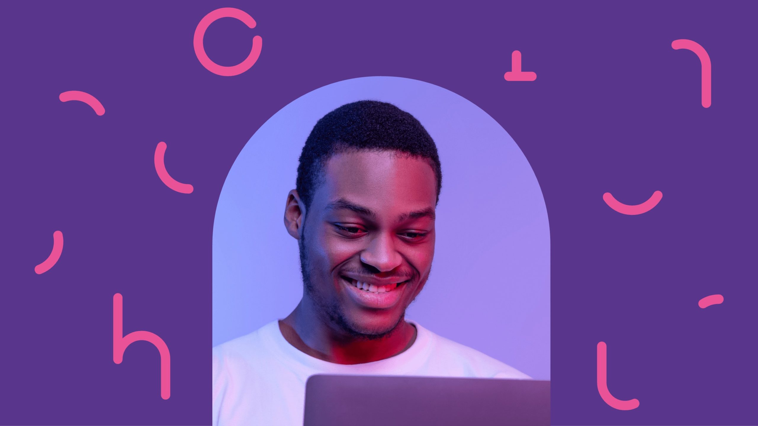 No-code e Low-code. A imagem de capa com fundo roxo e elementos em rosa, com imagem de um rapaz sorrindo e olhando para a tela do computador.